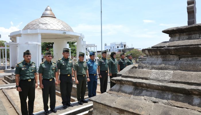 Pejabat Baru di Lingkungan Kodam XIV/Hsn, Melaksanakan Tradisi Ziarah Ke Makam Pahlawan