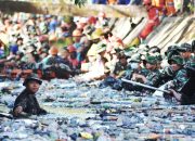 Personel Gabungan TNI Polri dan Pemda Kota Makassar Serta Elemen Masyarakat Laksanakan Aksi Karya Bakti Bersih-Bersih Kanal