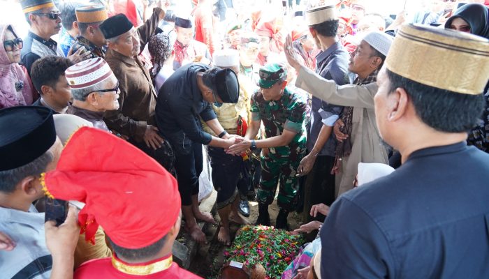 Kasdam XIV/Hsn Mengikuti Sholat Jenazah dan Prosesi Pemakaman Alm. Raja Gowa ke-38