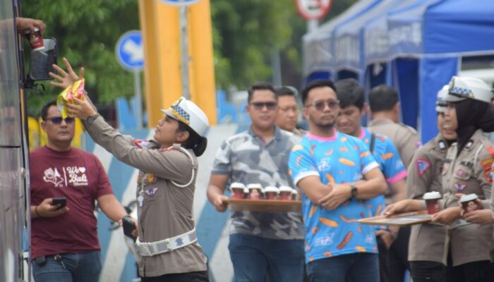 Dengan Senyum Sapa di Pos Pelayanan Operasi Lilin Semeru 2024, Srikandi Polri Sidoarjo Menawarkan Kopi dan Snack Gratis ke Sejumlah Penumpang