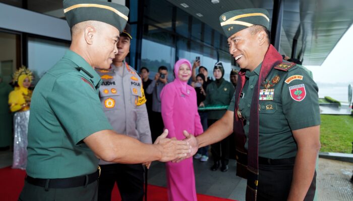 Resmi Menjabat Pangdam XIV/Hsn, Mayjen Windiyatno Tiba di Kota Makassar, Disambut Adat Bugis-Makassar
