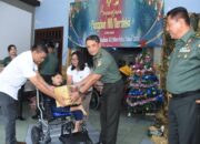 Kasdam XIII/Merdeka Bersama Panitia Natal Oikumene Kodam XIII/Mdk Berikan Tali Asih Bakti Sosial