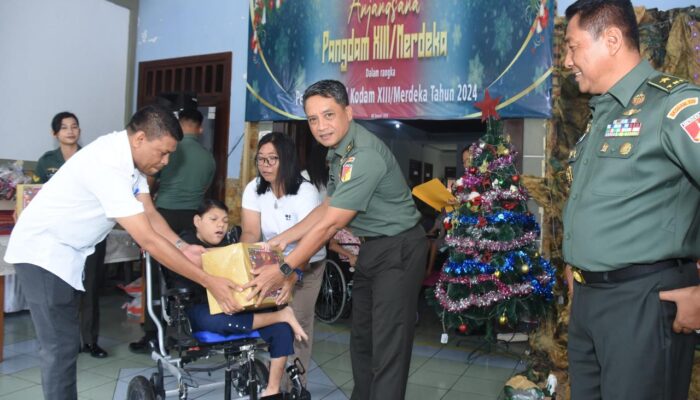 Kasdam XIII/Merdeka Bersama Panitia Natal Oikumene Kodam XIII/Mdk Berikan Tali Asih Bakti Sosial