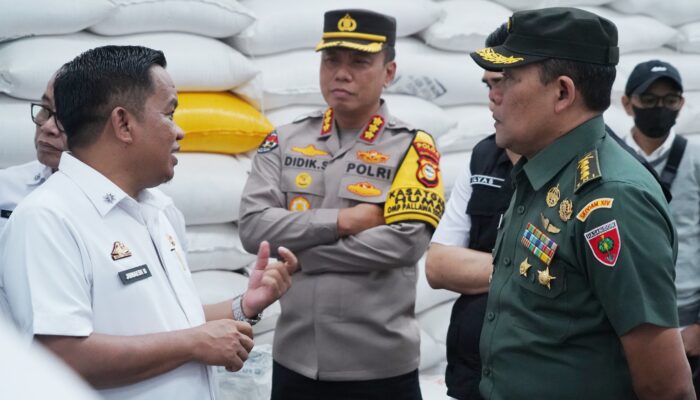 Pamen Ahli Bidang Hukum dan Humaniter Poksahli Pangdam XIV/Hsn Turut Pantau Gudang Bulog di Makassar