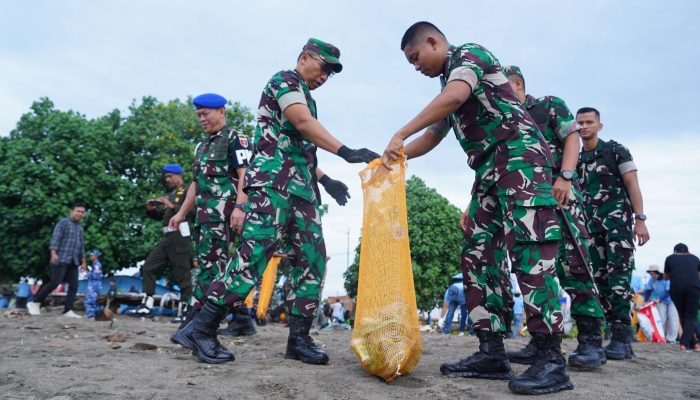 Pangdam XIV/Hsn Turut Aksi Dalam Karya Bakti Aksi Bersih Pantai di Bulukumba