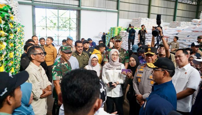Pastikan Stabilitas Pangan, Pangdam XIV/Hsn Bersama Forkopimda Sulsel Kunjungi Pasar dan Gudang Bulog