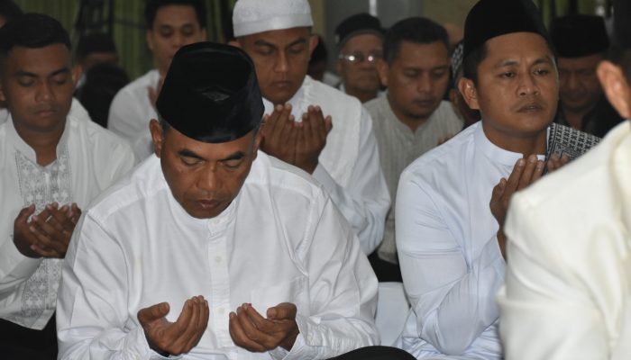 Pangdam dan Masyarakat Warnai Sholat Idul Fitri di Makodam XIII/Merdeka