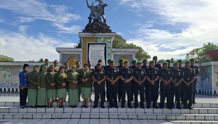 Ziarah Rombongan Warnai HUT Ke-79 Bintal TNI AD di TMP Kairagi Manado