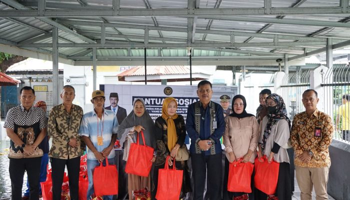 Lapas Makassar Beri Bantuan Sosial ke Keluarga WBP yang Kurang Mampu