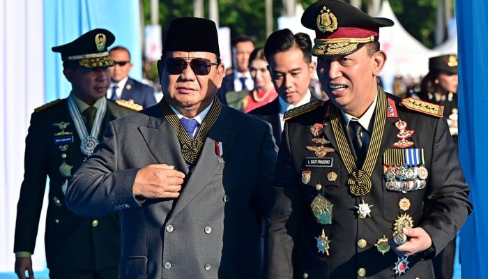 Hut Bhayangkara ke-79 Kapolri dan Presiden Kenakan Tanda Kehormatan Bintang Bhayangkara Utama Saat Pimpin Upacara