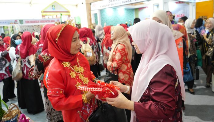 Pengunjung Antusias Saksikan Demo Kerajinan Live di Booth Makassar