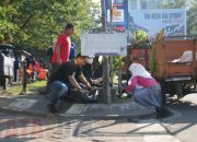 Melinda Aksa Bersama Pengurus TP PKK Bersihkan Sampah di Kawasan Pantai Losari
