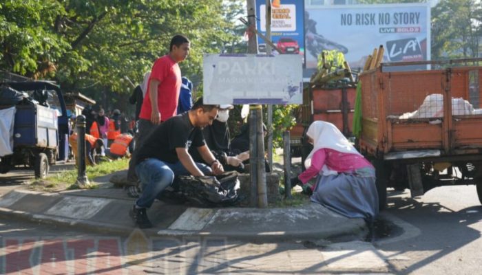 Melinda Aksa Bersama Pengurus TP PKK Bersihkan Sampah di Kawasan Pantai Losari