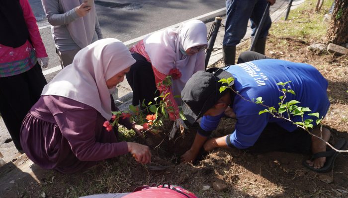 Tunjukkan Komitmennya, PKK Makassar Tanam Bougenville dan Kompos Biopori di Anjungan Losari