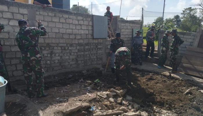 Begini Kekompakan TNI Bersama Warga Jeneponto Bangun Rumah Layak Huni untuk Serma (Purn) Mustari Baso