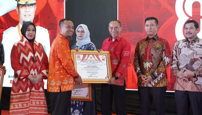 Hut ke-80 RI, Pangdam XIV/Hasanuddin Dianugerahi Penghargaan Dari Gubernur Sul-Sel
