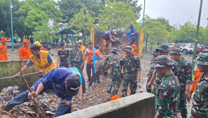 Prajurit Kodam XIV/Hasanuddin Bersihkan Sulsel–Sultra Bersama Rakyat